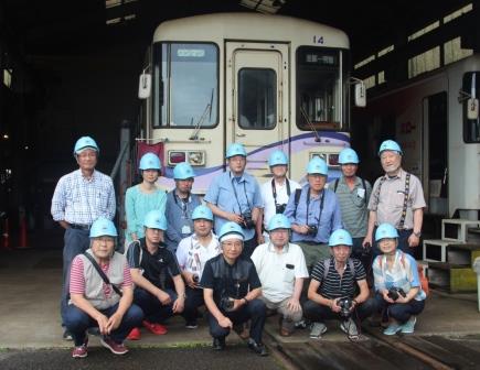寒天電車の前で撮影